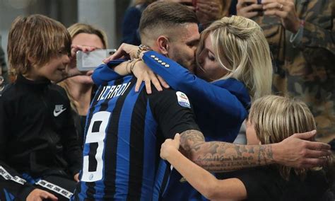 regala rolex a tutta la squadra|Inter, Icardi regala un Rolex a tutta la squadra per il titolo di .